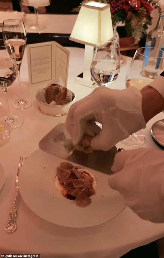 مع قائمة مكونة من ثلاثة أطباق بسعر 175 جنيهًا إسترلينيًا للشخص الواحد، استمتعت ليديا وعلي بالفخامة لليلة واحدة