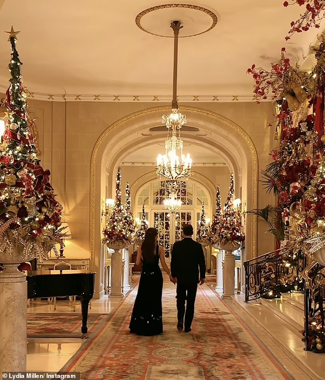 كان الزوجان يرتديان ملابسهما السوداء الفخمة المتطابقة بينما كانا يجلسان ويرتشفان الشمبانيا طوال الليل