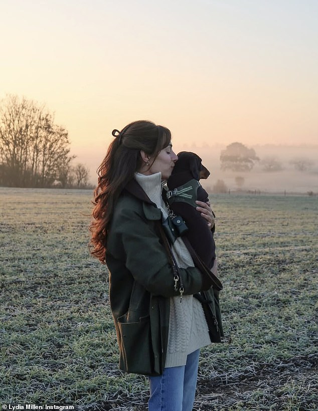 عندما لا يستمتعون بالعشاء الفاخر في أرقى فندق في لندن، تفضل ليديا المشي السريع في الريف مع كلبيها، بورتر وبيركلي.