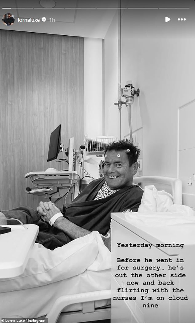 قالت لورا إن جون نُقل إلى المستشفى هذا الأسبوع بسبب فشل عضوي بعد مضاعفات علاجه الكيميائي (في الصورة الشهر الماضي)