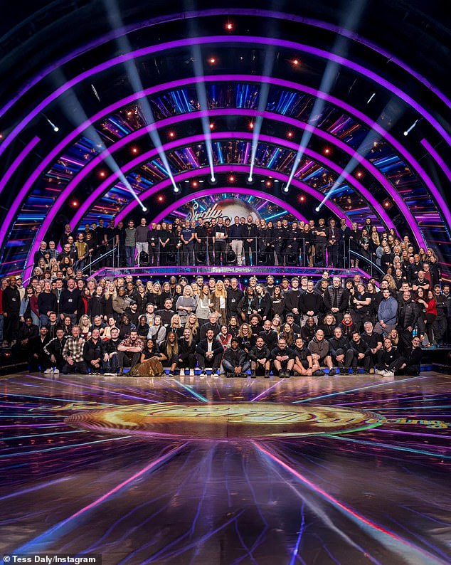 شاركت لأول مرة لقطة من المجموعة المميزة بينما كان الطاقم يصطف لالتقاط لقطة جماعية، وكتبت تيس: 