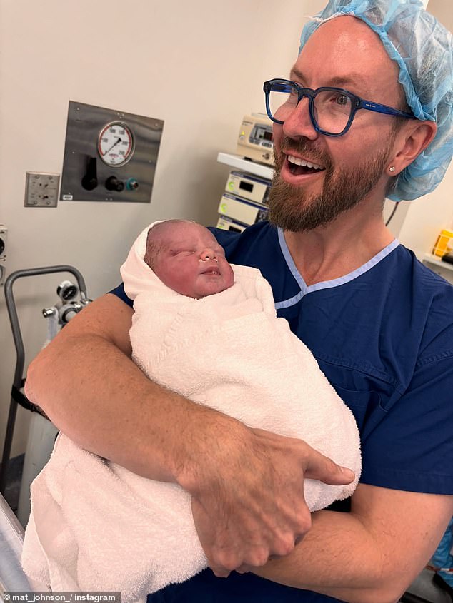 تم تصور الوصول الجديد لنجم الواقع من خلال التلقيح الاصطناعي مع صديقته ليا كوكس، وشارك سلسلة من الصور الجميلة على Instagram للاحتفال بهذه المناسبة السعيدة.