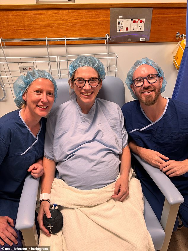 ورحب الزوجان، اللذان يخططان للمشاركة في رعاية المولود الجديد، بطفل رضيع، لكن مات لم يكشف عن اسمه لأتباعه. وعلق على المنشور قائلاً: 