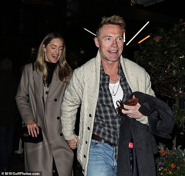 وفي مكان آخر، شوهد رونان كيتنغ، 48 عامًا، وزوجته ستورم، 44 عامًا، وهما يسيران جنبًا إلى جنب