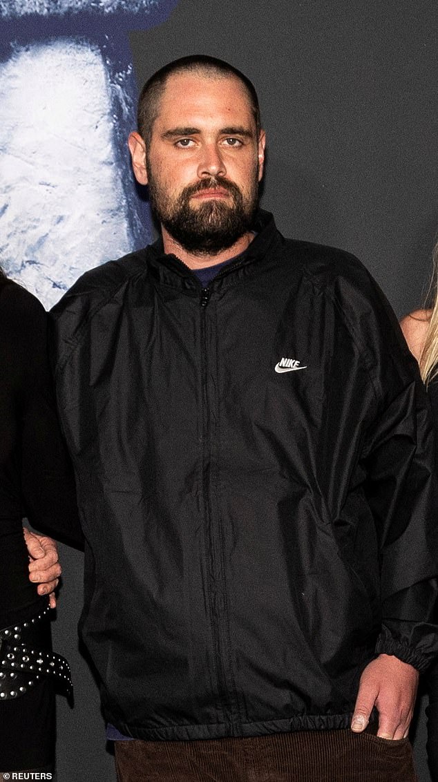 نيك محتجز الآن بدون كفالة تحت مراقبة الانتحار في الفصل الإداري في منشأة توين تاورز الإصلاحية في لوس أنجلوس؛ (في الصورة سبتمبر)