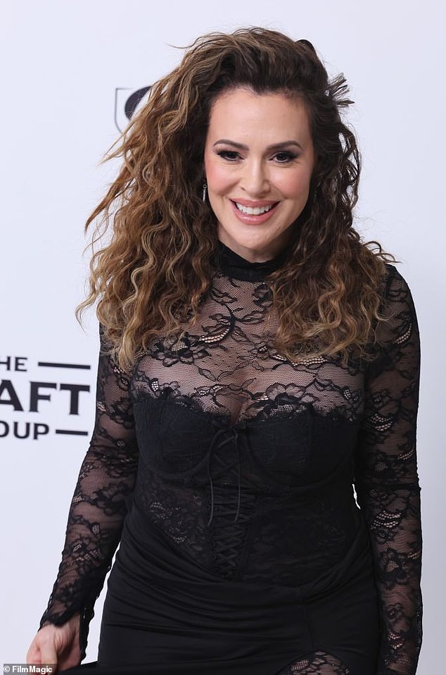 أشارت الجميلة السمراء إلى أنه في حين أن بعض الناس 