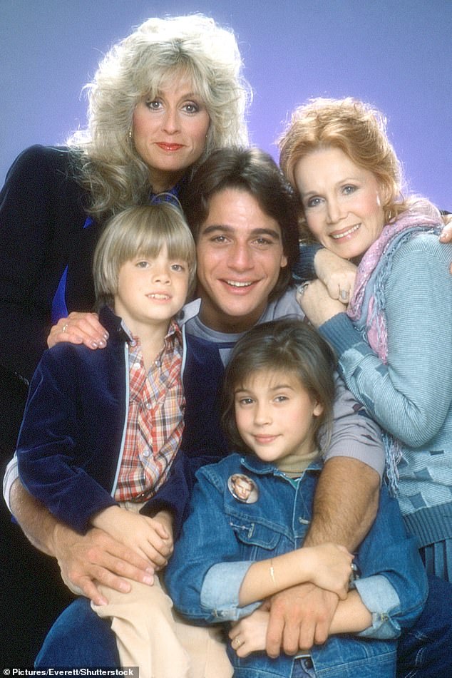 أصبح النجم نجمًا تلفزيونيًا من خلال المسرحية الهزلية Who's the Boss بطولة، في اتجاه عقارب الساعة من أعلى اليسار، جوديث لايت، توني دانزا، كاثرين هيلموند وداني بينتورو.