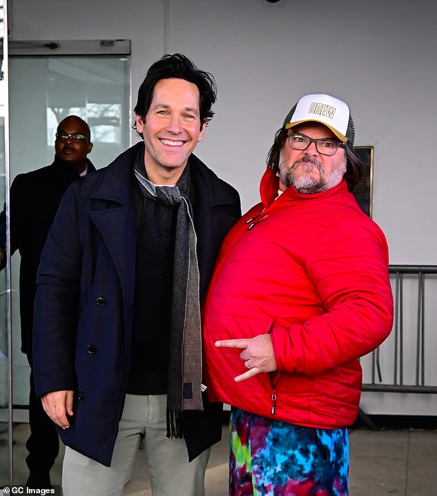 وقال إن سائقه، فيل، طلب منه أن يبحث عن الدببة، لكنه شعر بالحرج عندما أخبره أحد السكان المحليين في الفندق الذي يقيم فيه أن المخلوق غير موجود. تم تصوير جاك مع نجم أناكوندا بول رود