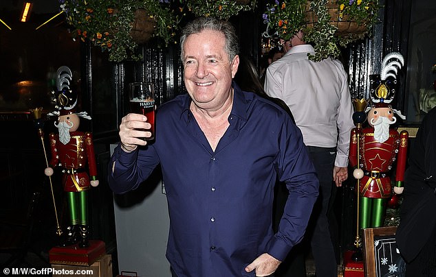 بدا بيرس مورغان في حالة معنوية رائعة وهو يقف مع نصف لتر خارج المكان