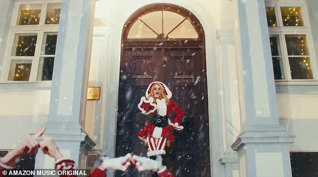 كايلي مينوغ ترتدي زي السيدة كريسماس في الفيديو الموسيقي لأغنيتها الاحتفالية 