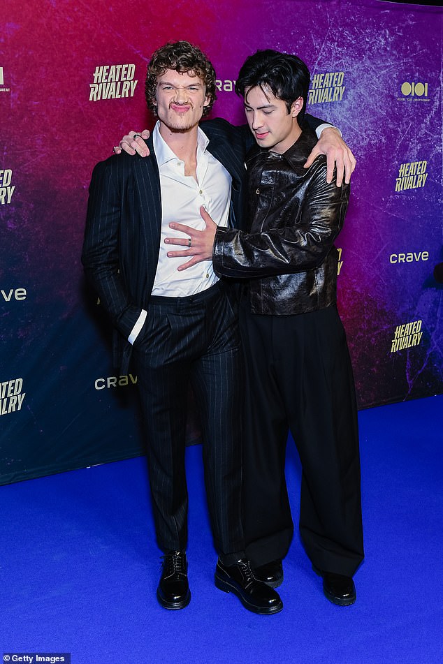 قال منشئ المحتوى جاكوب تيرني إن أحد كبار الشخصيات في الشبكة اقترح أن يؤجل الأبطال الذكور إكمال علاقتهم الرومانسية حتى الموسم الثاني.