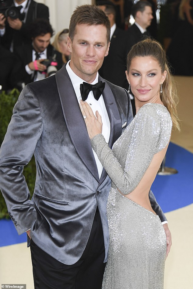 وبحسب ما ورد يأتي حفل الزفاف بعد ما يزيد قليلاً عن ثلاث سنوات من طلاق بوندشين من أيقونة كرة القدم الأمريكية توم برادي. تم تصويرهما معًا في عام 2017 في مدينة نيويورك