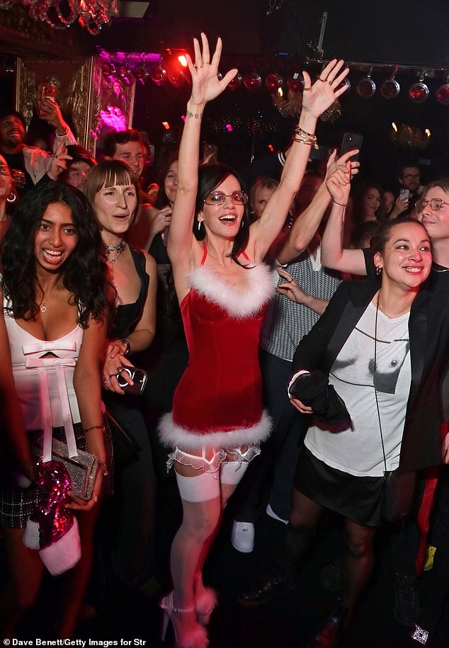 ولم تتردد ليلي في إطلاق العنان للحفلة الاحتفالية، حيث اختلطت مع مجموعة من الوجوه الشهيرة بما في ذلك نجمة البوب ​​أوليفيا رودريغو.