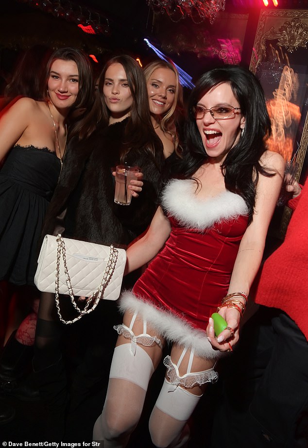 تقضي صانعة النجاح المزيد والمزيد من الوقت مع سلالة فرويد الإعلامية بعد انفصالها عن زوجها السابق ديفيد هاربور، الذي تزوجته في عام 2020.