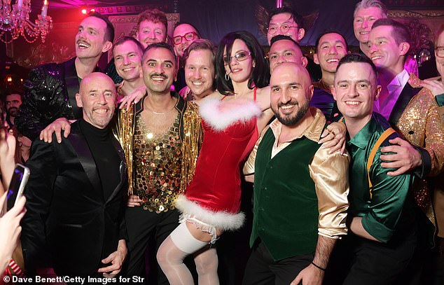 رقص نجم Nonmonogamummy على عاصفة وهتف بسعادة عندما وصلت جوقة London Gay Men's Chorus أيضًا لغناء الحفل