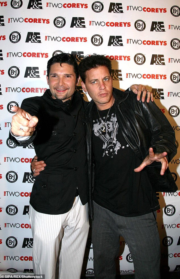 في فيلم وثائقي جديد على قناة Apple TV عن حياته، ادعى فيلدمان أنه تعرض للتحرش من قبل صديقه المقرب السابق حاييم - الذي توفي عام 2010 عن عمر يناهز 38 عامًا - أثناء تصوير فيلم مصاص الدماء المثير The Lost Boys عام 1987؛ فيلدمان (يسار) وحاييم (يمين) في الصورة عام 2007 في لوس أنجلوس