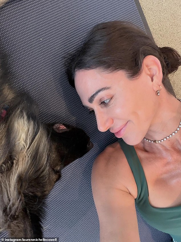 قال سايمون مؤخرًا إن حفل زفاف يلوح في الأفق بعد أن غيرت لورين لقبها بشكل قانوني إلى كويل