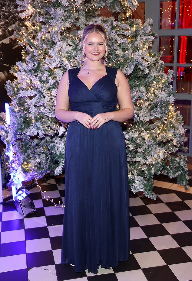 وتوافقت ليلي سو مع أختها أيضاً وهي ترتدي فستاناً باللون الأزرق المخضر مع فتحة طويلة. تميزت بخط عنق عميق وصدرية ملفوفة