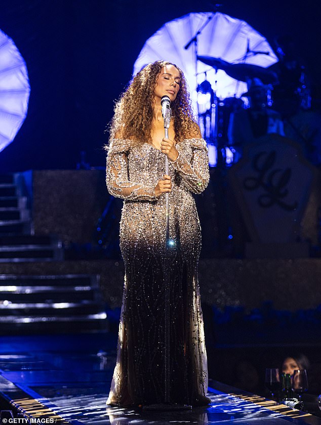 وكان من المقرر أن تؤدي المغنية حفلا في مسرح فولتير الموسيقي في لاس فيجاس بولاية نيفادا يوم السبت لكنها اضطرت إلى إلغاء الحفل بسبب التهاب في الحلق.