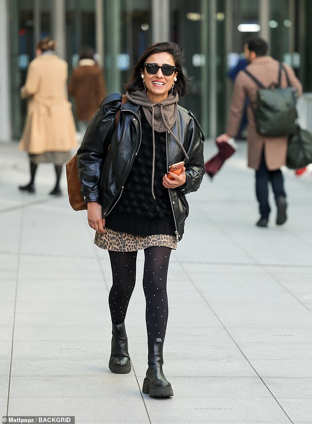 غادرت أنيتا الاستوديو بتنورة قصيرة بطبعات جلد الفهد وارتدتها مع جوارب فضية مرصعة بأحجار الراين وحذاء الكاحل الأسود في مظهر احتفالي للغاية.