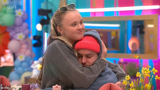 جوجو وكريس، اللذان التقيا في برنامج Celebrity Big Brother في وقت سابق من هذا العام، سيقضيان عيد الميلاد مع عائلة كريس في إنجلترا هذا العام (شوهد في العرض).