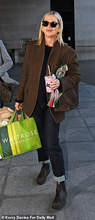 ونسقت إطلالتها مع سترة سوداء ونظارات شمسية