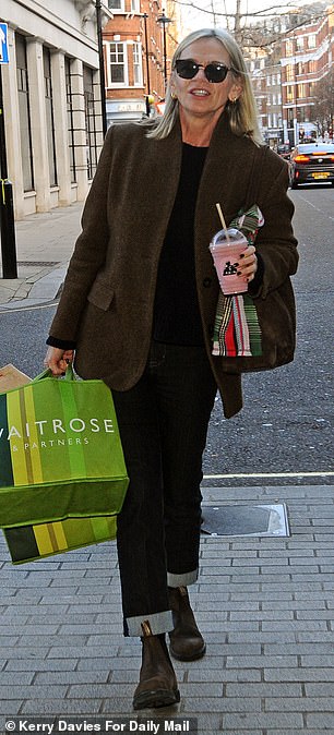 وقالت زوي، وهي تكشف عن هوية إيما للمستمعين على الهواء مباشرة: 