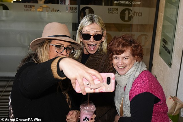 صعدت زوي إلى الاستوديو وهي تحمل مجموعة من حقائب ويتروز الكاملة بينما كانت تلتقط صور سيلفي مع المعجبين