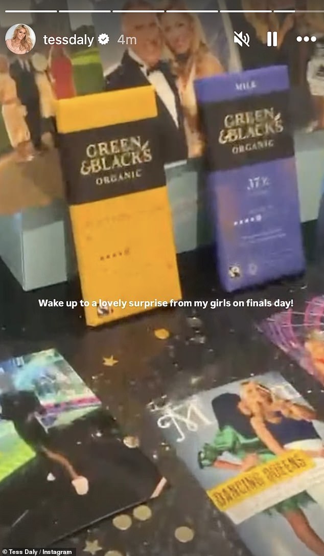 وأظهرت تيس في الفيديو مجموعة من الحلويات التي وضعتها ابنتها فيبي، 21 عامًا، وأمبر، 16 عامًا، بدقة.