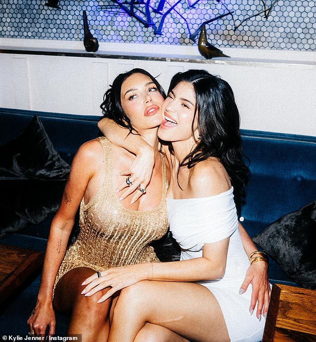 غالبًا ما تظهر Stassie وKylie على وسائل التواصل الاجتماعي معًا وقد تعاونتا في مشاريع تجارية مثل خط مكياج Kylie + Stassie الخاص بهما.