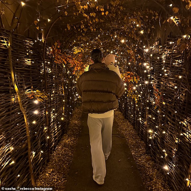 أظهرت مقتطفات من يوم العائلة جاك وهو يحمل حزمته الصغيرة من الفرح أثناء سيره عبر نفق من الخوص مضاء بأضواء خرافية