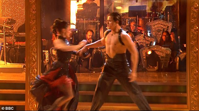 افتتحت أمبر العرض مع شريكها المحترف نيكيتا، حيث قامت بأداء أغنية باسو دوبل التي اختارتها رئيسة لجنة التحكيم شيرلي بالاس.