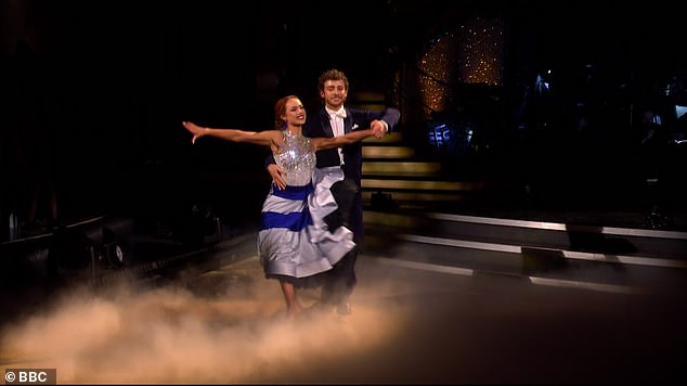 بعد ذلك كان جورج وأليكسيس ورقص الفالس الفييني يرقصون على أنغام Queen's Somebody to Love