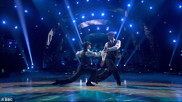 اختار Motsi Mabuse رقصة التانغو لكارين وكارلوس إلى اليد اليمنى الحمراء بواسطة Nick Cave وThe Bad Seeds