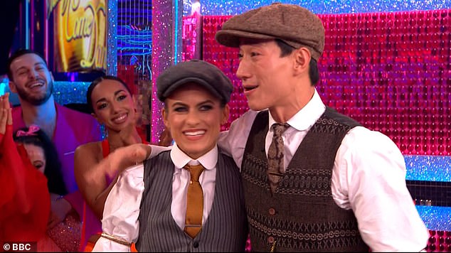 قبل الفوز، سجل اختيار الحكام كارين وكارلوس - الذي اختاره موتسي مابوس - أول 40 هدفًا في الليلة حيث أصيب لاعب كرة القدم بالذهول