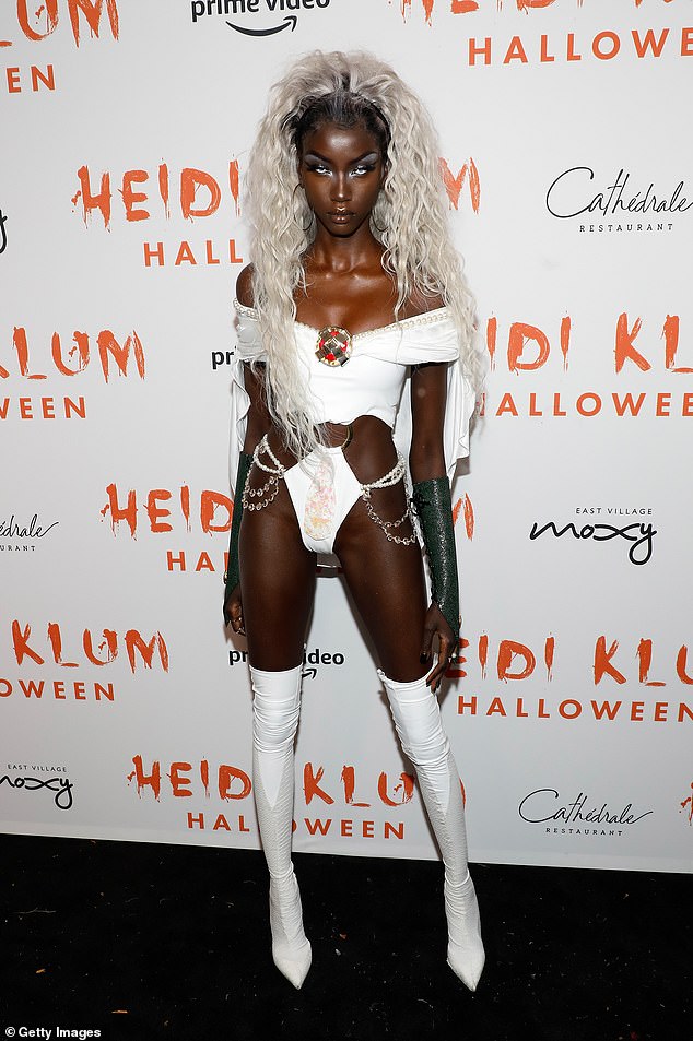 في ديسمبر 2024، طلبت أنوك علنًا من جوائز الأزياء البريطانية عدم ترشيحها لأي جوائز مستقبلية بعد خسارتها لقب عارضة الأزياء لهذا العام أمام عارضة الأزياء المتحولة جنسيًا أليكس كونساني.