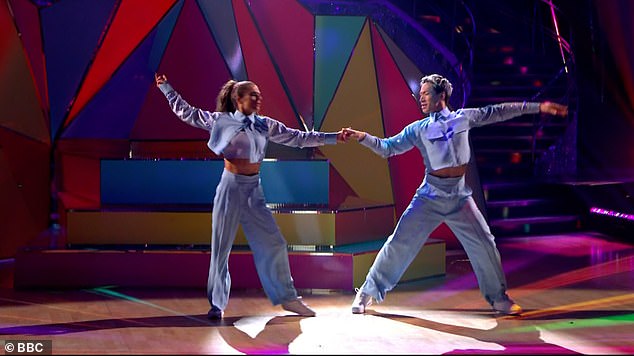 على الرغم من تسجيلهما أول نتيجة مثالية في تلك الليلة، إلا أن كارين وكارلوس احتلا المركز الأخير في قائمة المتصدرين بعد عرضهما