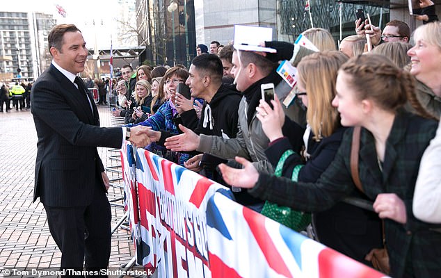 أقام الممثل الكوميدي وكاتب كتب الأطفال علاقة غريبة استمرت لمدة عام مع أحد المعجبين المراهقين