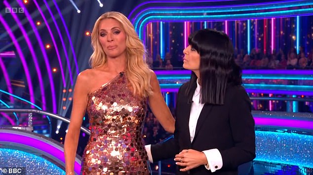 المذيعون، الذين أعلنوا رحيلهم في أكتوبر، تركوا في البكاء أثناء العرض مع اقتراب النهاية