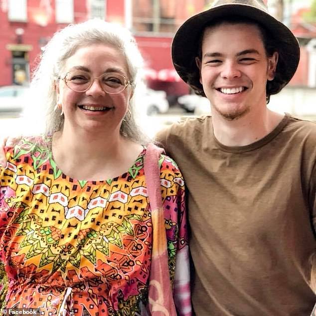 لقد تم تعيين ابن أخي للتو ملكًا للحفلات الراقصة. قال كلوني في ذلك الوقت: 