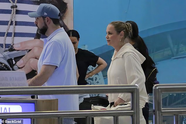 ارتدت يلينا ملابس غير رسمية أثناء رحلتها، وهي عبارة عن سترة بيضاء فضفاضة مع بنطال أسود