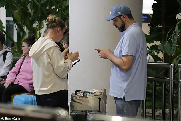 كما حافظت يان (على اليمين) على راحة الأمور، فاختارت قميص بولو أزرق شاحب وجينز وقبعة مطابقة