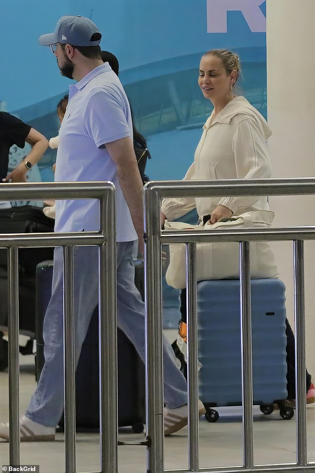 يأتي ذلك بعد أن انتقدت جيلينا منشورًا مزيفًا على وسائل التواصل الاجتماعي تدعي فيه أنها تستعد للترحيب بطفل مع صديقها