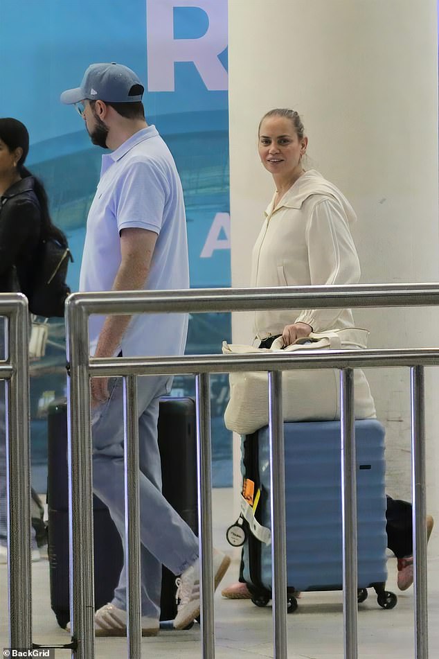 وبدا الزوجان مرتاحين أثناء عبورهما المحطة أثناء نقلهما عدة قطع من الأمتعة