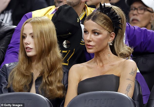 اختارت ليلي، 26 عامًا، مظهرًا غير رسمي أكثر، وارتدت سترة جلدية سوداء، ارتدتها فوق بلوزة رمادية بسيطة.