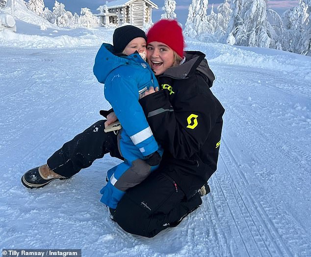 ظهرت الابنة الصغرى لعشيرة رامزي مع شقيقها الصغير، جيسي جيمس، البالغ من العمر عامين، بينما كانا يستمتعان بالتزلج على الثلج.