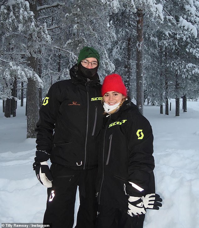 ظهرت تيلي وهي لا تزال تحب شريكها كثيرًا أثناء التقاط سلسلة من الصور في الثلج