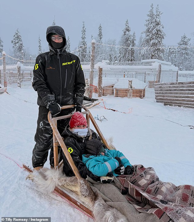 ويمكن رؤيتها وهي تؤمن الطفل الصغير في حجرها بينما كان صديقها هنري فارو يتولى السيطرة على الزلاجة من الخلف بينما كانت سلسلة من الكلاب تسحبهم حول الغابة.