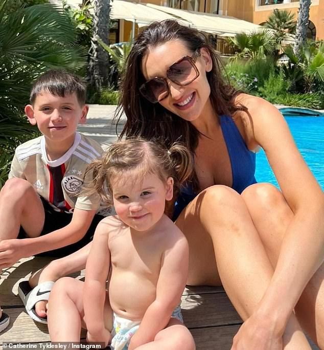 لكنها قالت إنها الآن أكبر سنا، وتعلمت احترام جسدها وإعطائه ما يحتاج إليه، كما أرادت أن تكون قدوة حسنة لطفليها