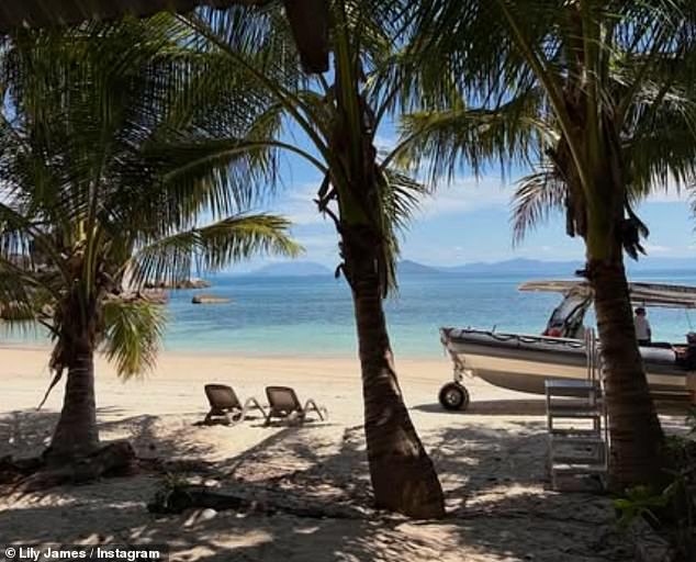 وبدت رائعة في الصورة الأولى من ألبومها وهي تتمشى على الشاطئ بالبيكيني الأبيض، بينما استعرضت أيضًا المناظر الطبيعية الجميلة.